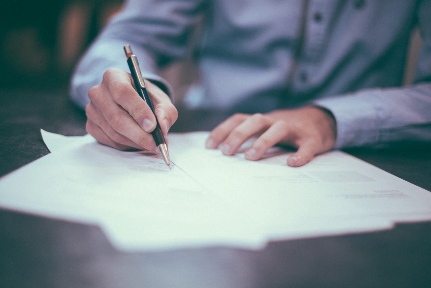Análise de documentos e contratos sobre uma mesa de trabalho